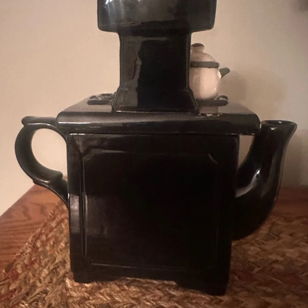 Ceramic Stove-Shaped Teapot in Black with Cream Accent